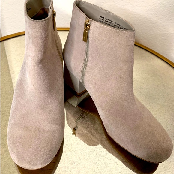 🌟2/$25🌟 Kenneth Cole Reaction Off White Suede Short Booties Size 10 - Picture 2 of 5